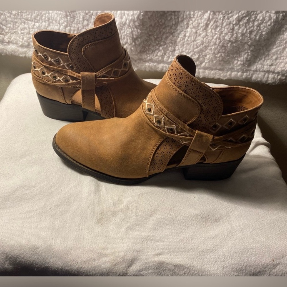 Sugar Tan Ankle Booties with Stacked Heel size 9.5